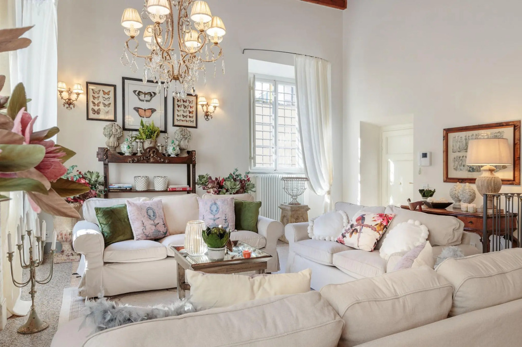 Casa Poggi in Lucca with 5 bedrooms and 3 bathrooms
