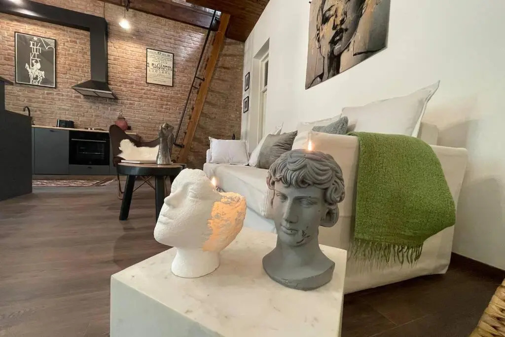 Writer's Loft w/ workspace-get inspired by comfort