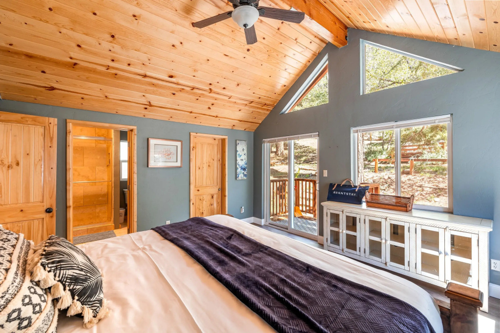 10 Mins to the Lake, Hot Tub & Game Room, Modern Cabin Bearpaw by Avantstay