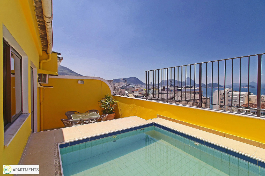 Linda Cobertura duplex com varanda e piscina e proximo da praia de Copacabana!