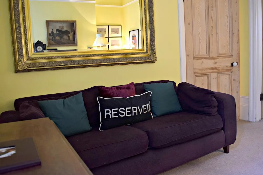 3 Bedroom Clapham Home With Patio