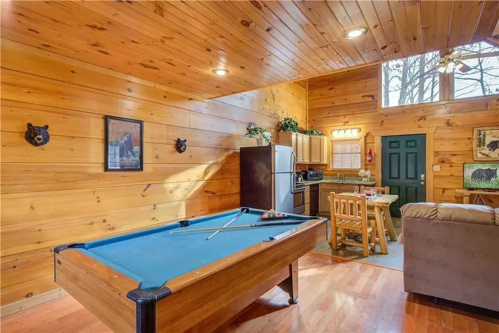 Bearadise 1 Bedroom Home with Hot Tub