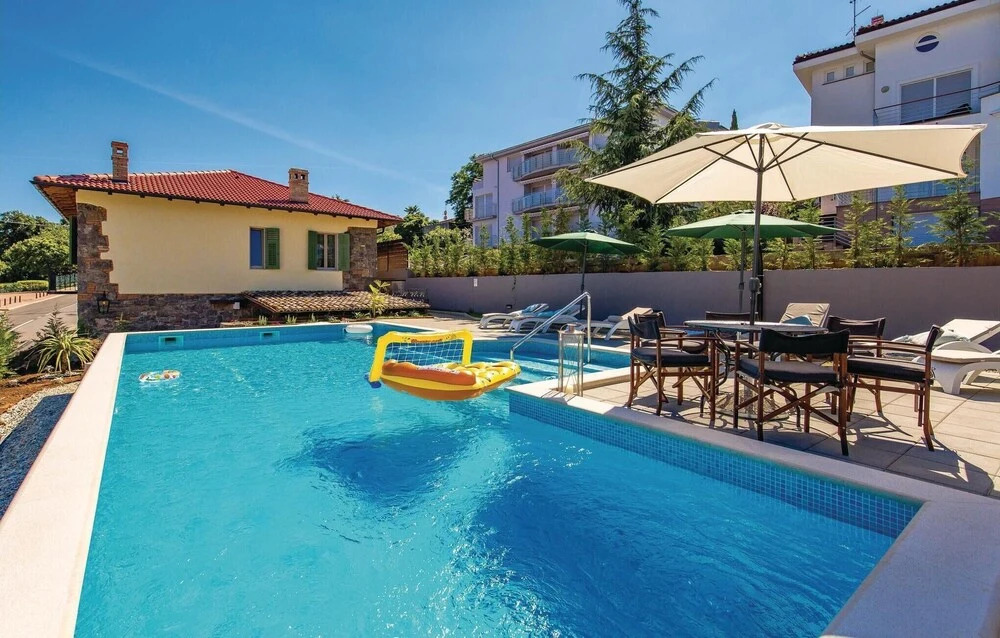 Amazing Home in Icici With Wifi and 5 Bedrooms