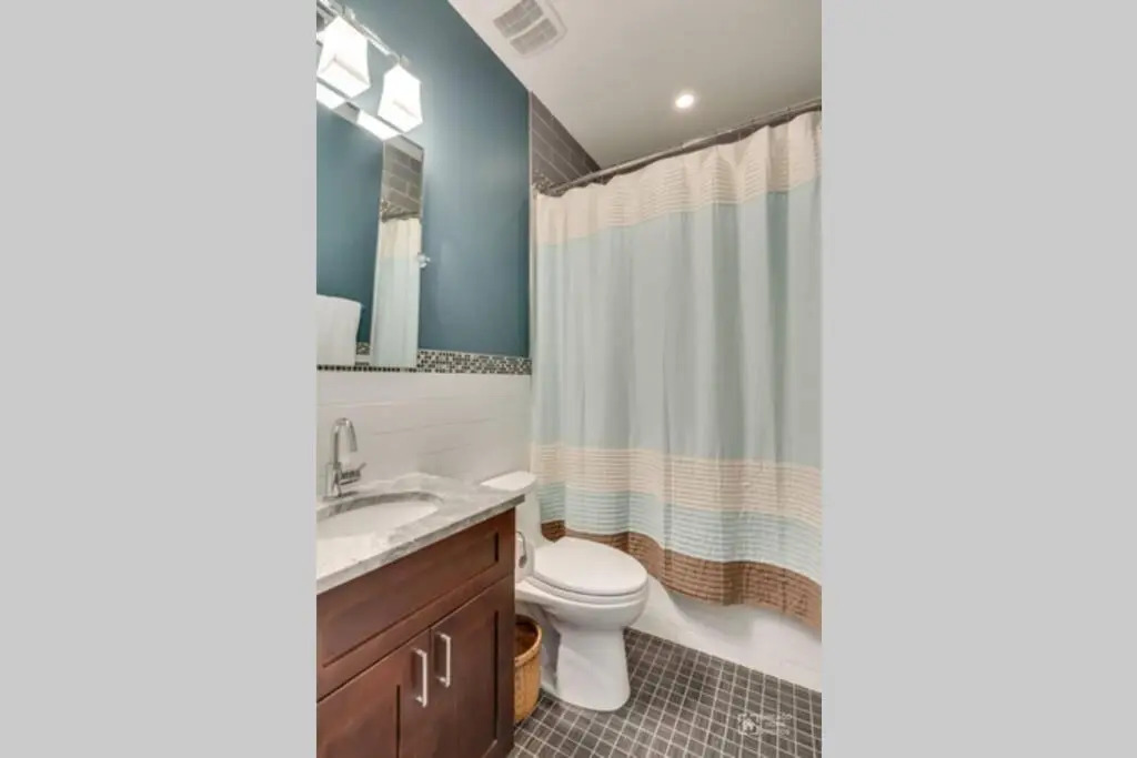 Gold coast villa with free parking garage sleeps 10