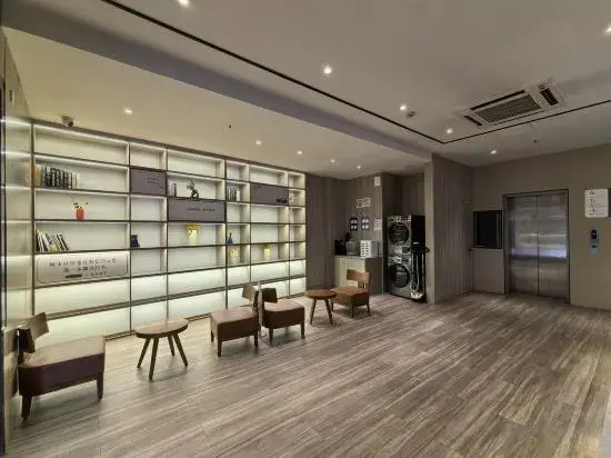Home Inn Huayi Selected Hotel (Shanghai National Convention and Exhibition Center Jiayi Road Branch)