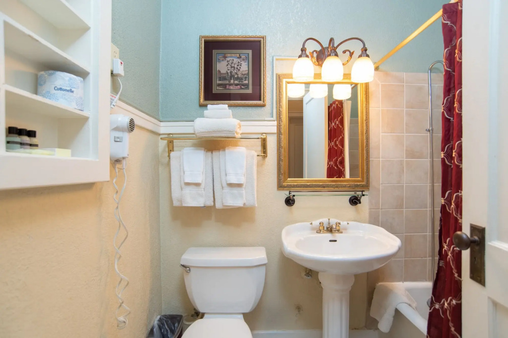 MarQueen Hotel - NEWLY RENOVATED