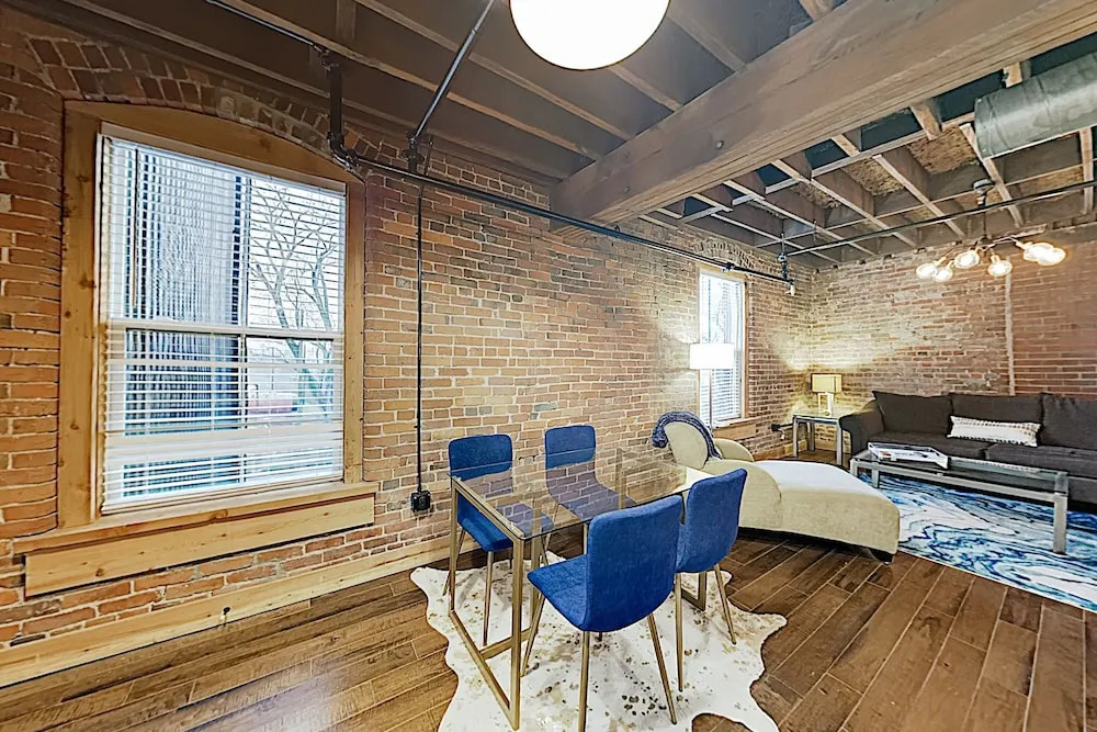 New Listing! Stylish W/ Pool At The 1865 1 Bedroom Condo