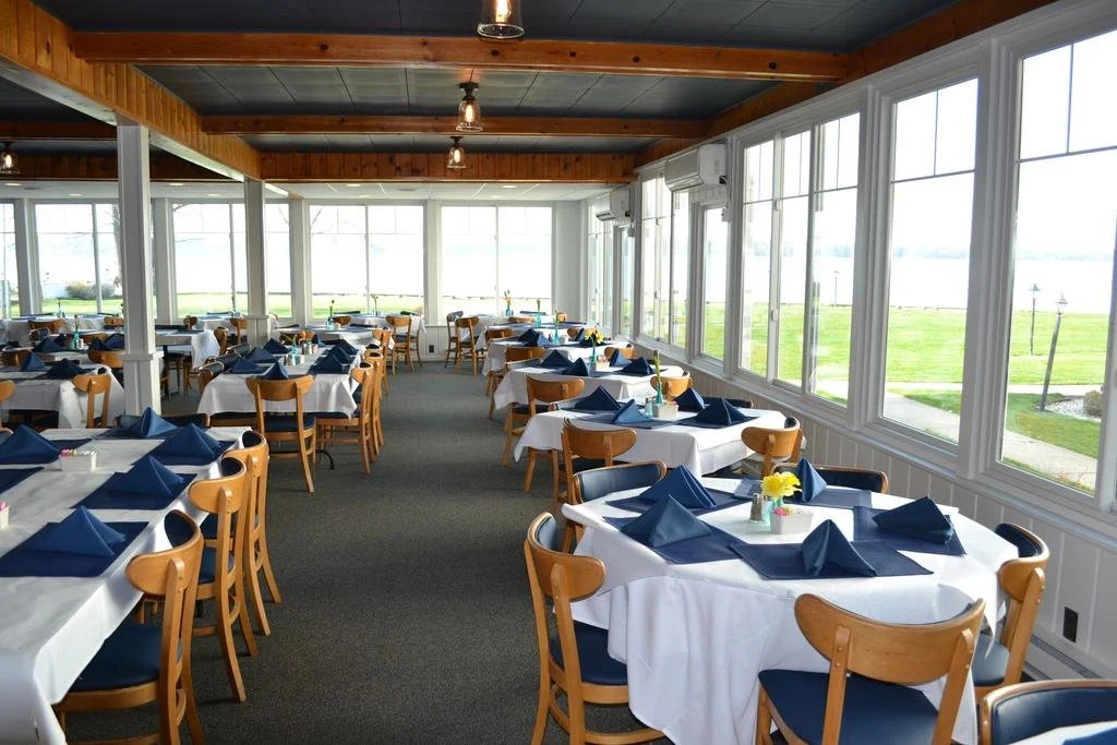 Buzz's Lakeside Inn