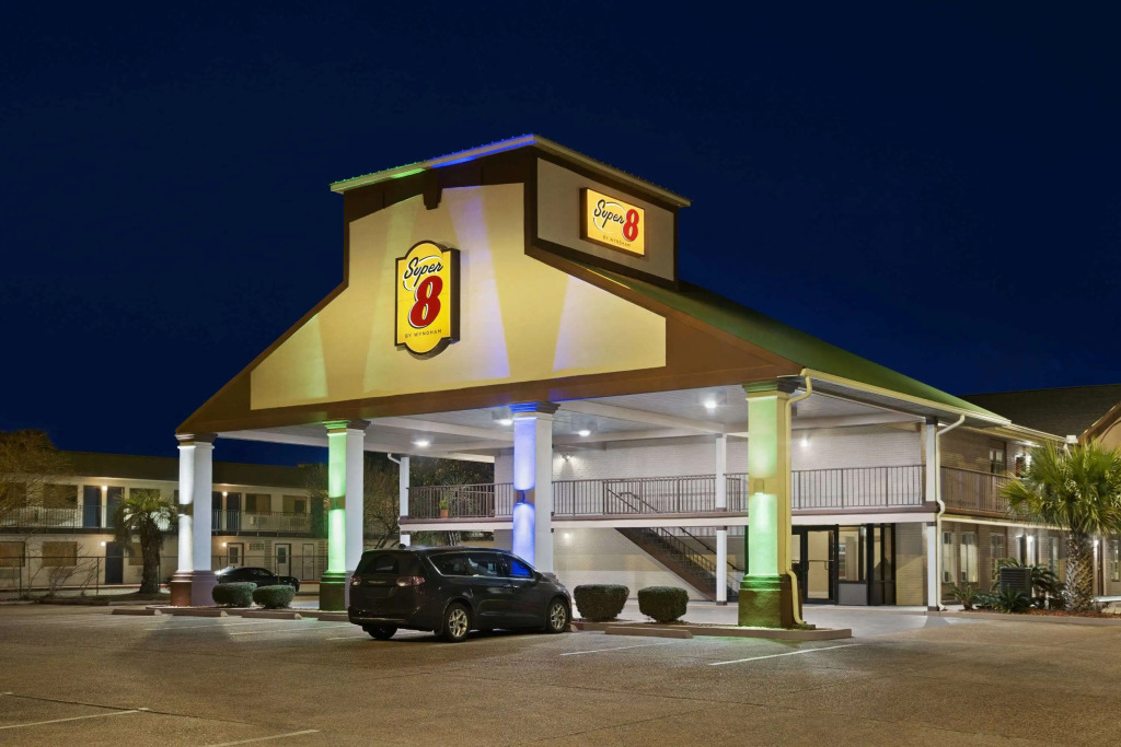 Super 8 by Wyndham Gulfport Airport NW Near Biloxi