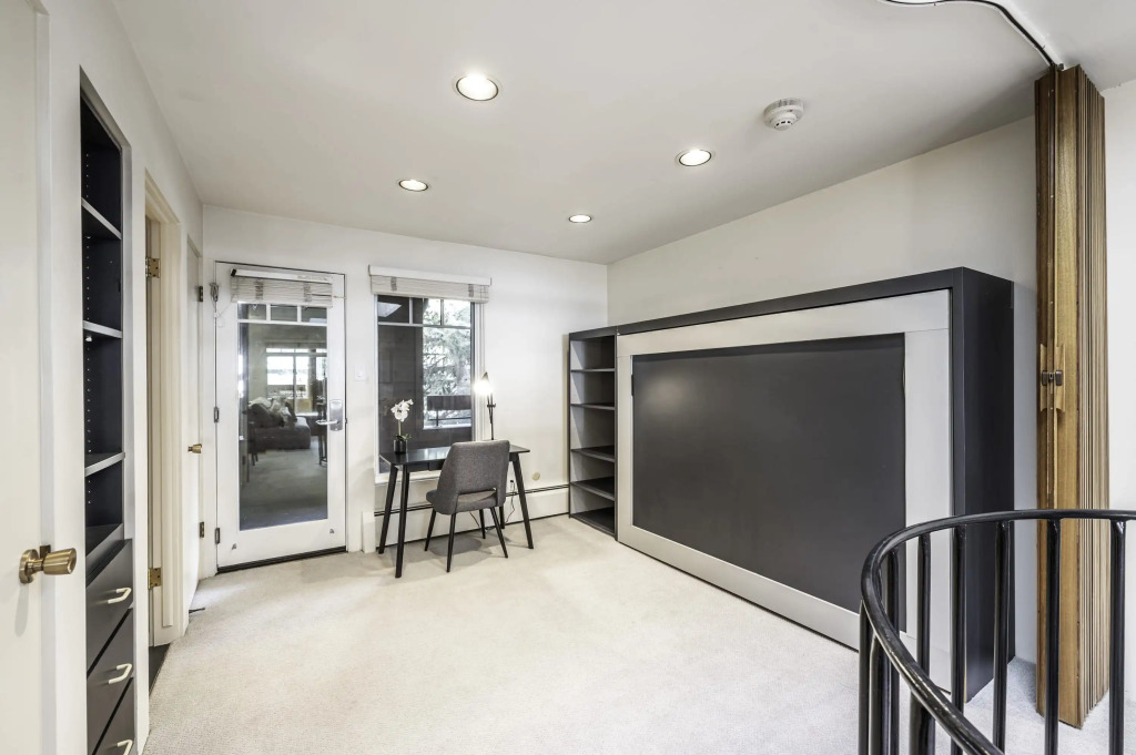 2 BR 3BA Condo - AC, Heated Pool, Walk to Town