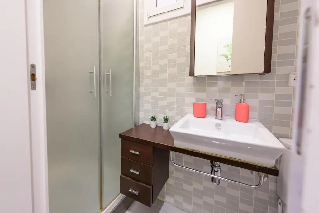 RamblasRentals Design Renovated Apartment AC Balcony10m Ramblas - Parking - Wifi
