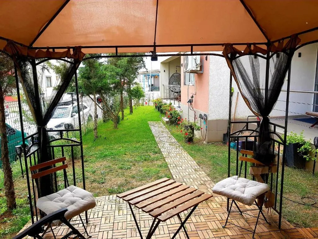 Apartament Mamaia Nord 3 camere la 30m de plaja cu terasa si curte