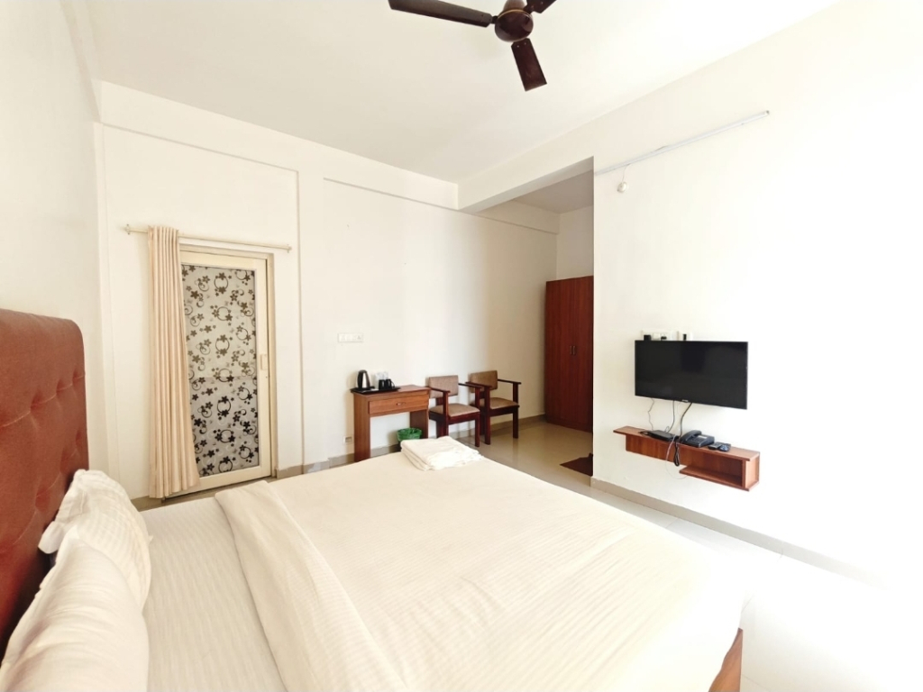 Holidayz by Stayz Royale Munnar - Misty & Sunrise Experience