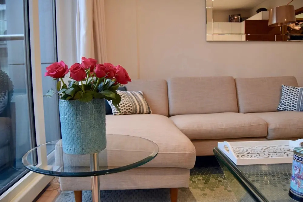 Bright 1 Bedroom Apartment With River Views