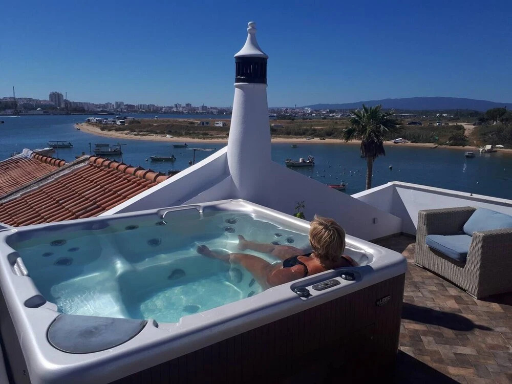 Waterfront, big Terrace, hot tub & 200 m to Beach