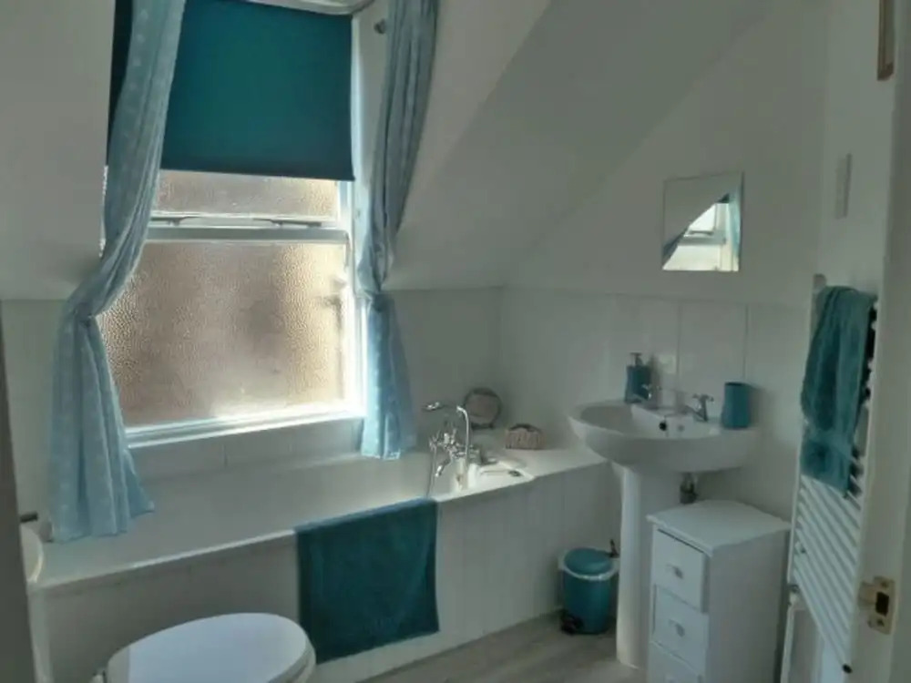 Light, Spacious 2 bed 2 Bath Flat. Sleeps 2-8