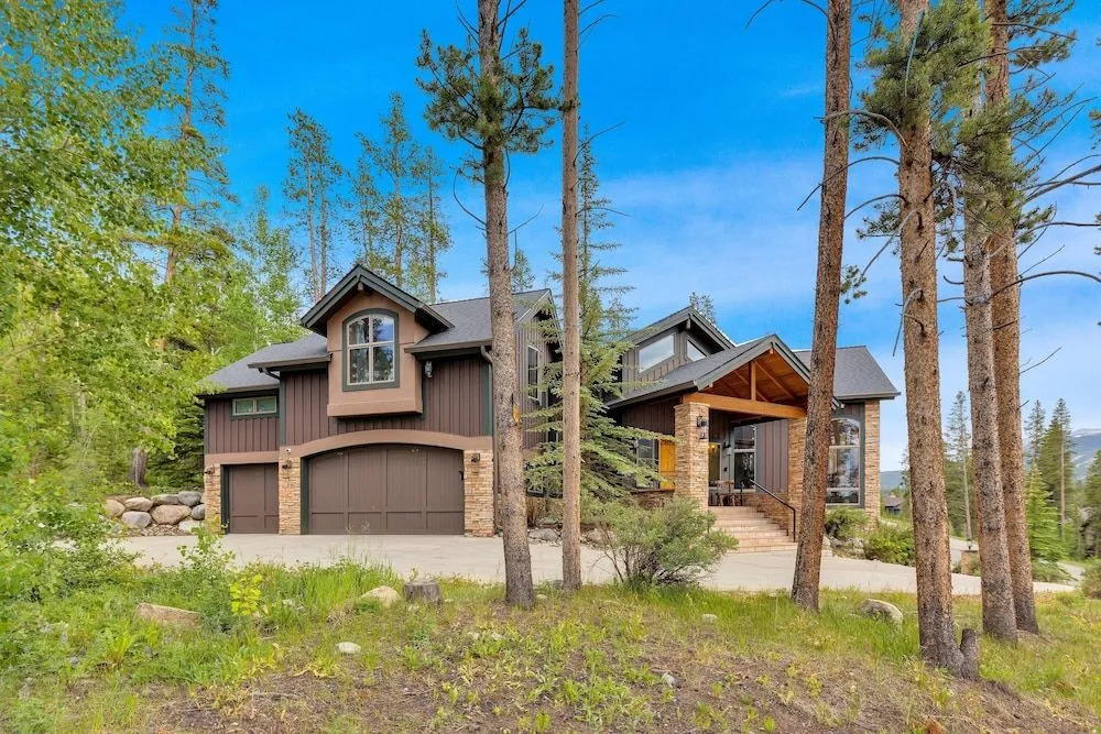 Majestic Lodge Retreat Amenities & Views