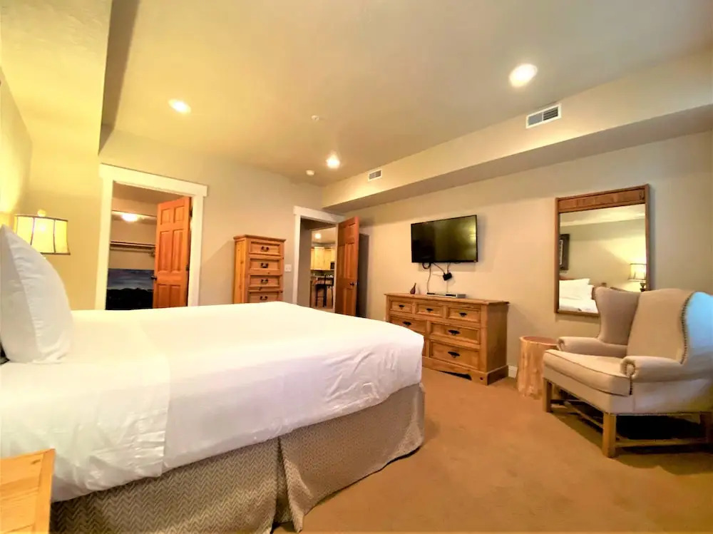 Town Pointe B203 3 Bedroom Condo by RedAwning