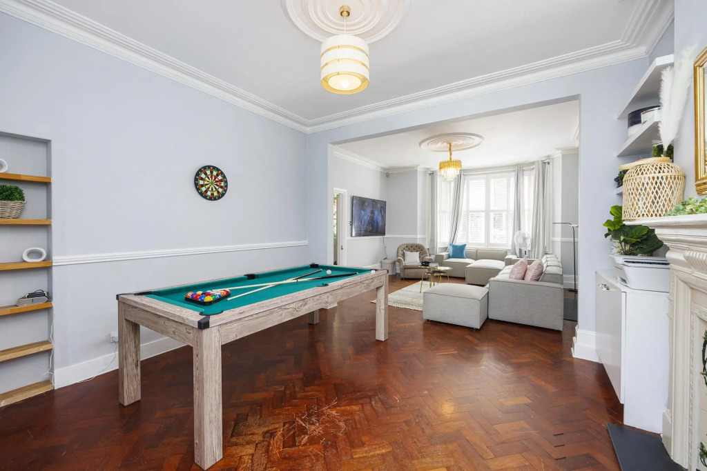 London House Sleeps 12 Free Parking Wifi