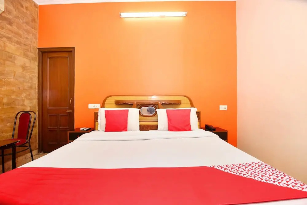 OYO 10239 Holiday INN Paradise