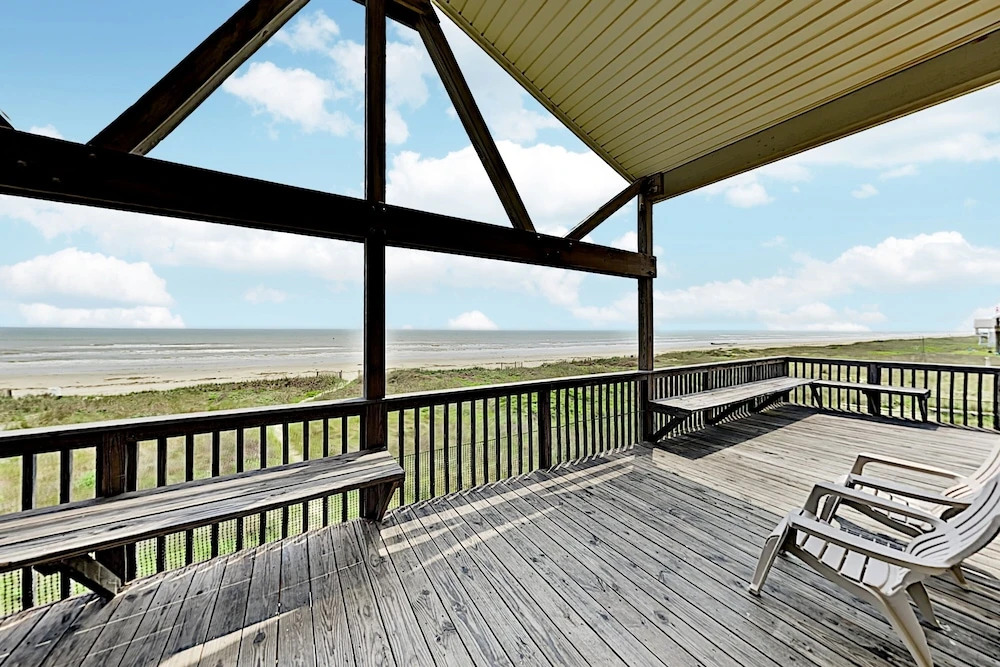 Coastal Winds: Beachfront Beauty - Steps To Sand 3 Bedroom Home