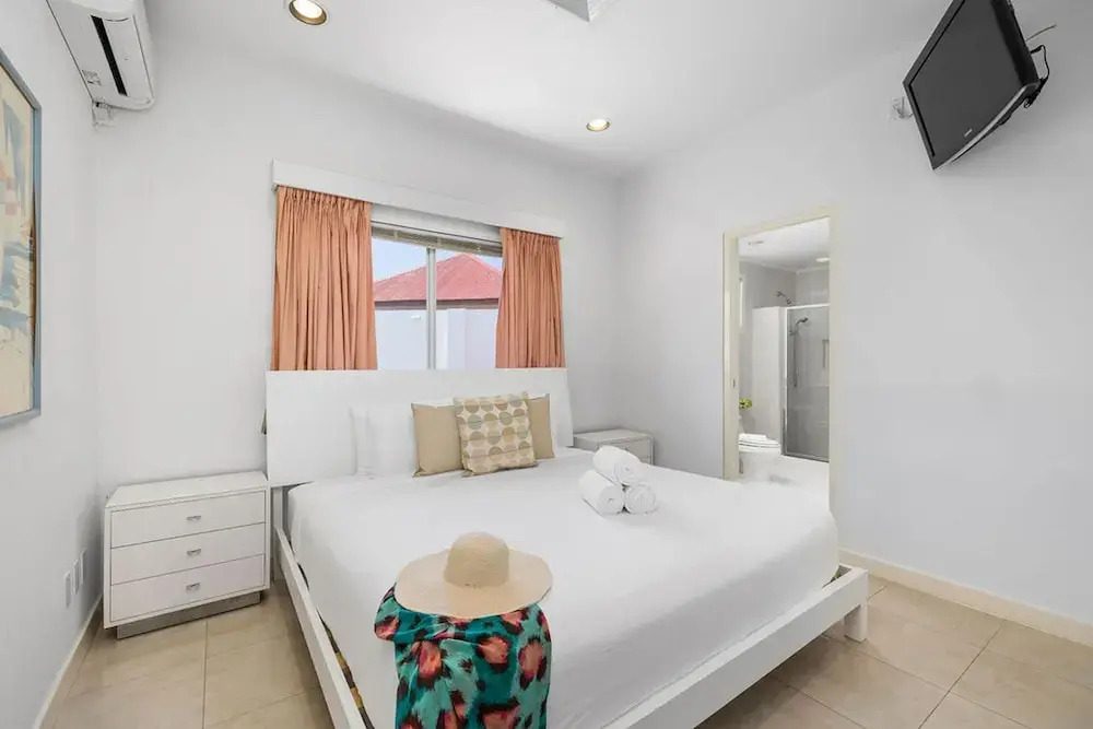 3BR 3BA Pool Downtown Short Walk to Beach