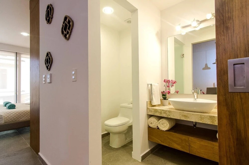 Bright Studio on 5th Avenue with a Rooftop Pool which has Ocean View!