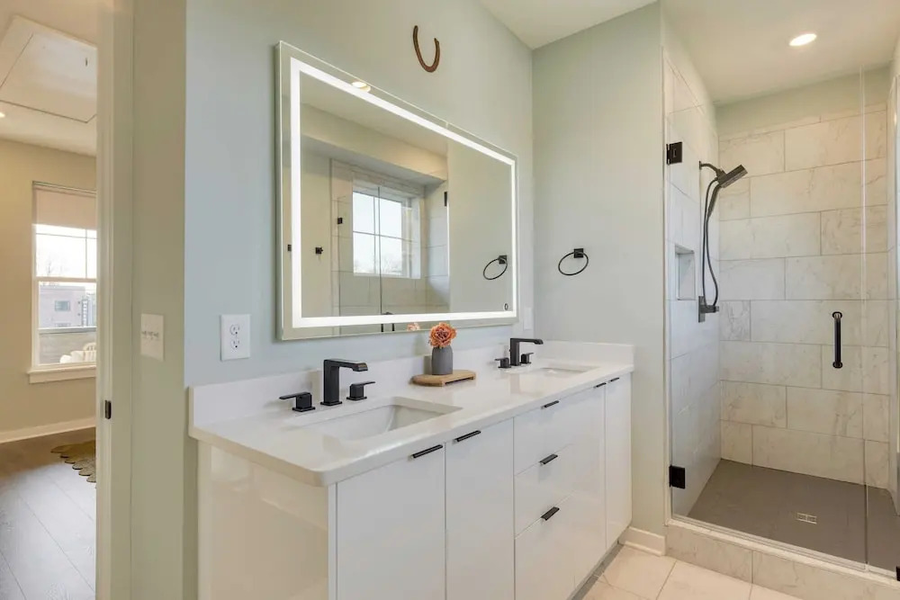 2 New Townhomes w/ Balcony, Mins to Broadway, Sleeps 16 98 Degrees & The Stage