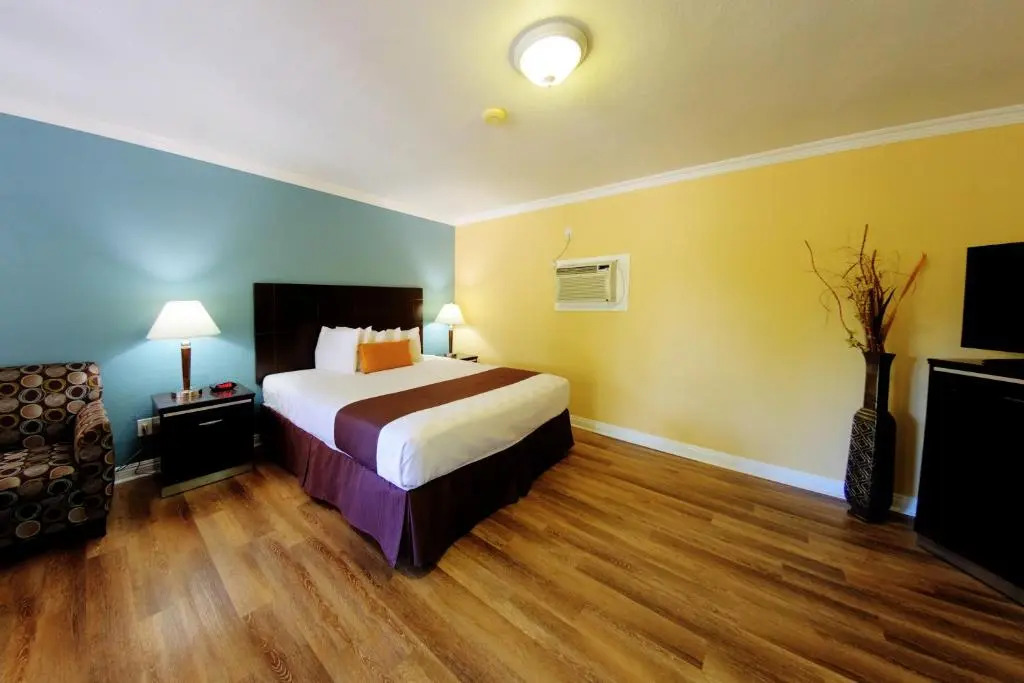 Palm Tropics Motel
