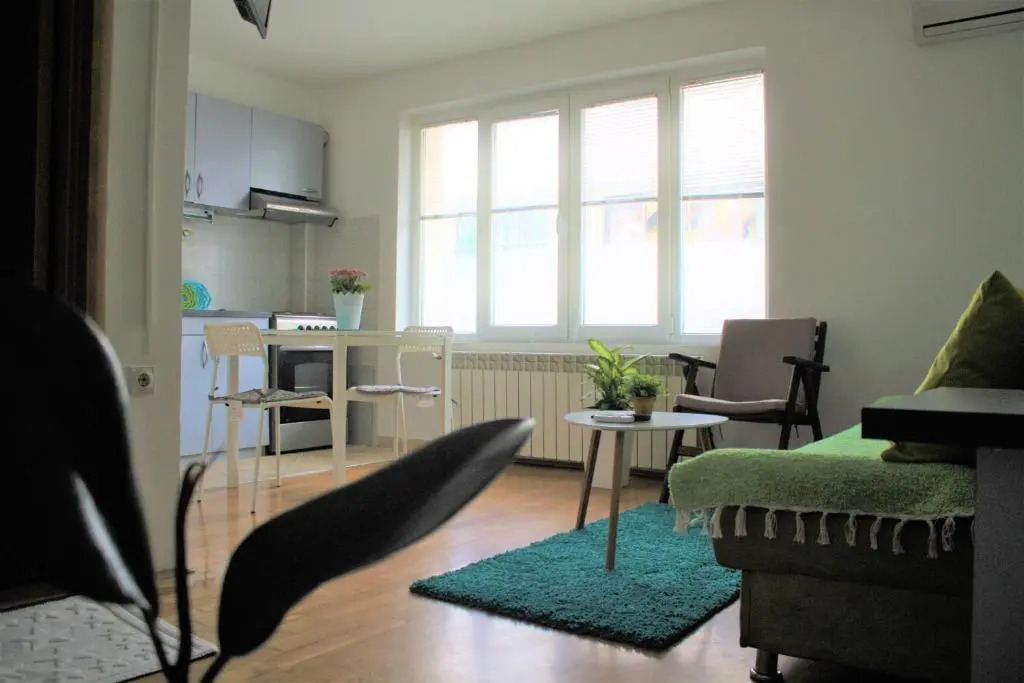 Regina's Park Studio Apartment