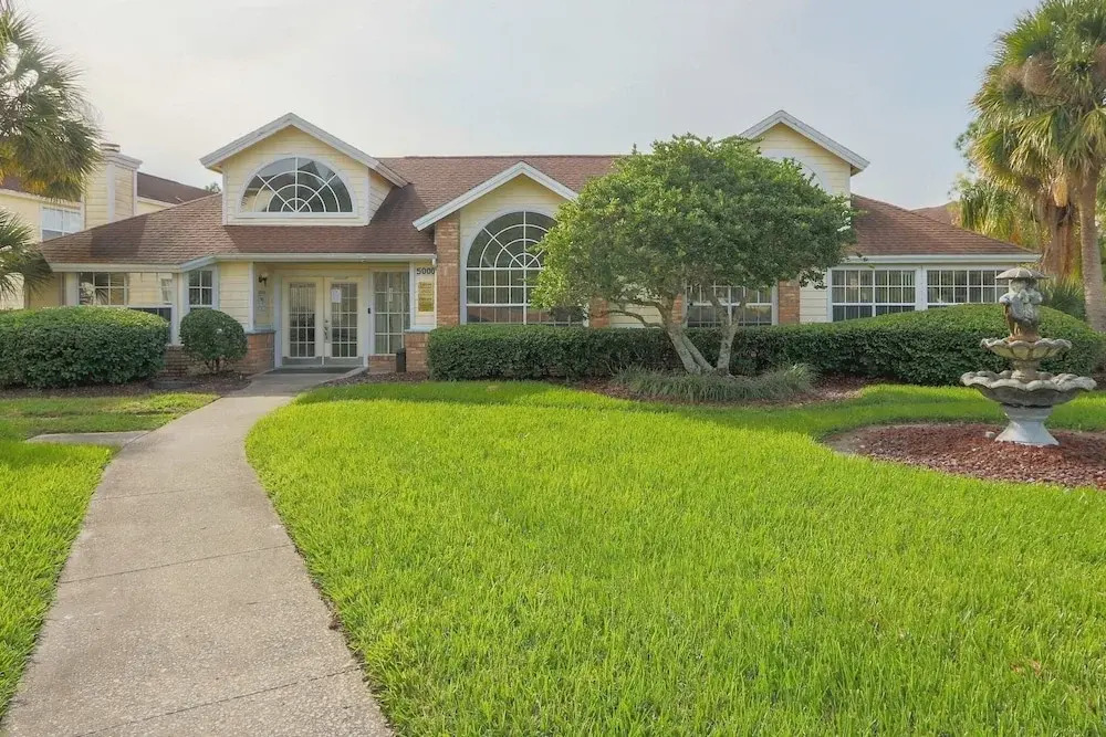 ​Near Theme Parks! Potter's Castle! Gorgeous, 3 BR's, Sleeps 8, Pool!