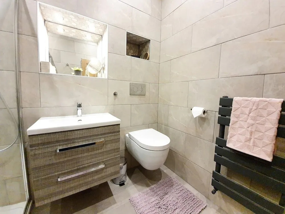 Unwind in a Bright Airy Victorian Apartment in West End!
