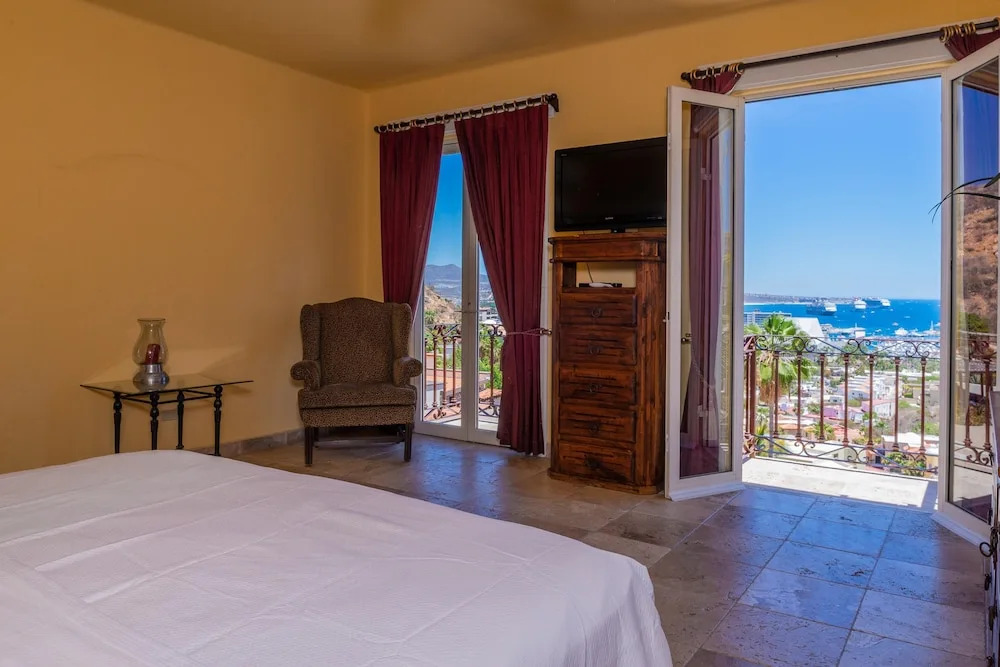 Ocean View 4BR Villa Steps From Cabo: Villa Haydee