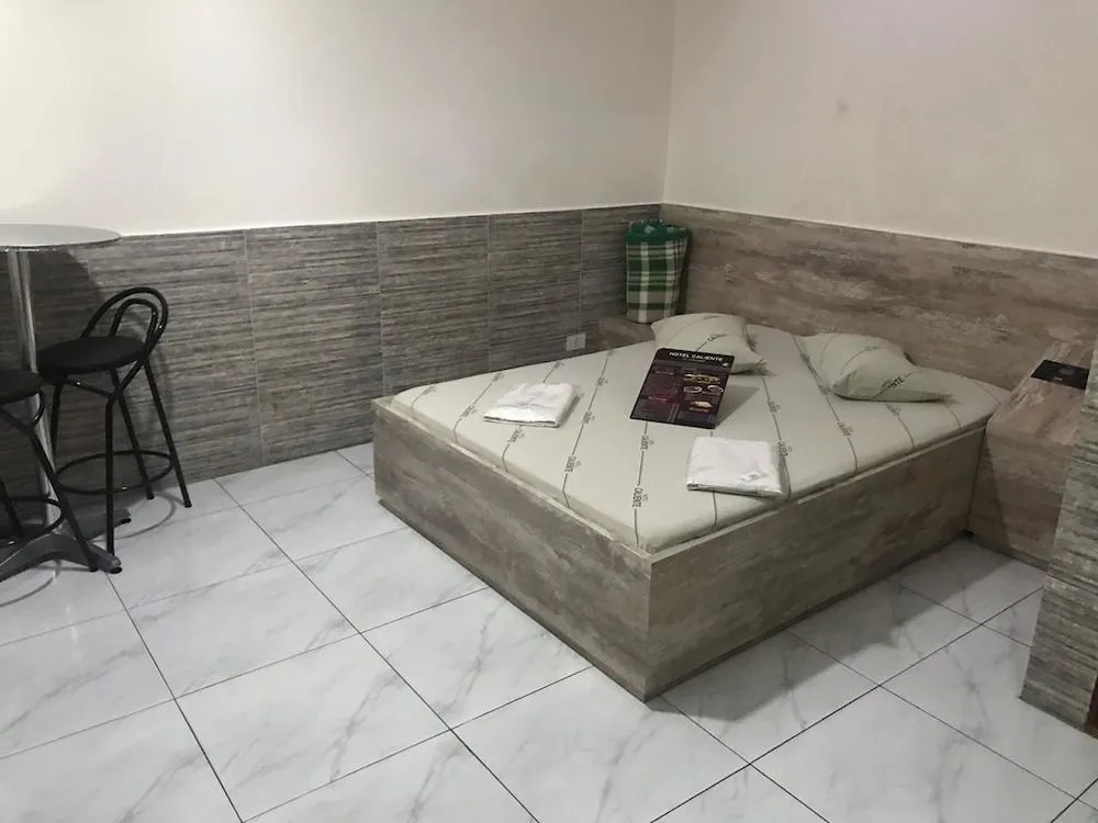 Hotel Caliente - Café da Manhã e Estacionamento Incluso