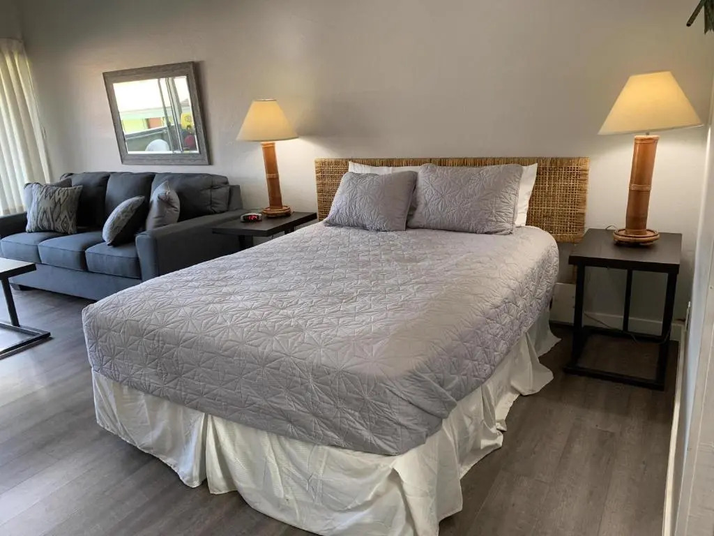 New! Enjoy a cozy studio and walk to beach!