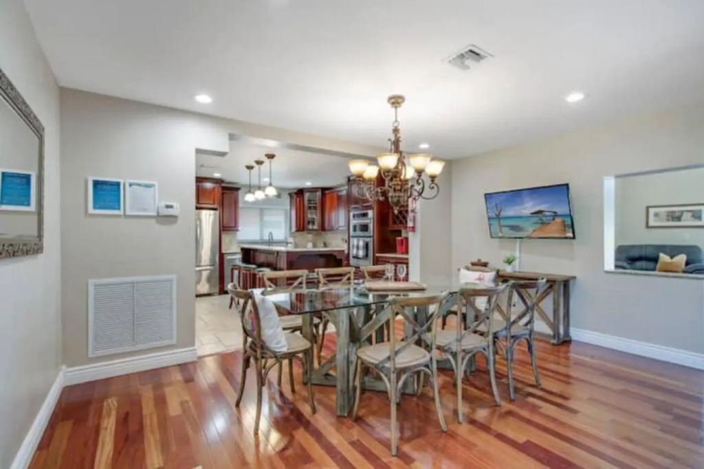 House with pool king beds close to beach