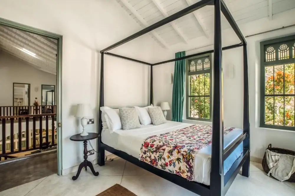 Beautifully Renovated Family Village House Within Walking Distance To The Beach