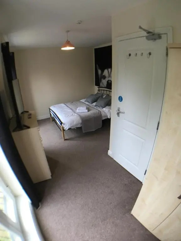 4 Bedrooms, 3 Bathrooms, Comfy beds, 5 Netflix TVs & VAN PARKING