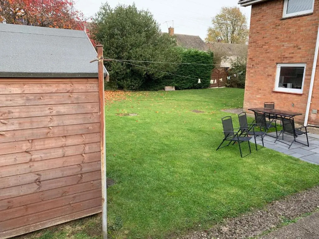 5 bedrooms, 2 Reception Rooms, 2 Shower Rooms, Sleeps up to 7, Parking, Free WiFi & Netflix, Large Garden