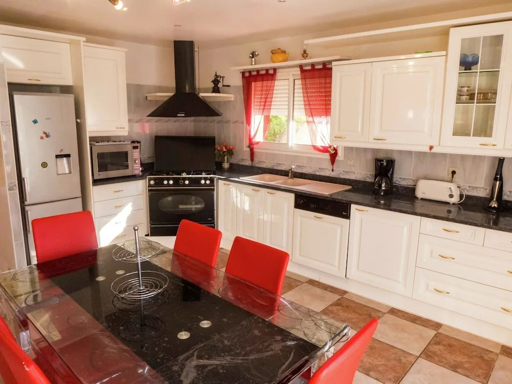 Exquisite Villa in Perpignan With Swimming Pool