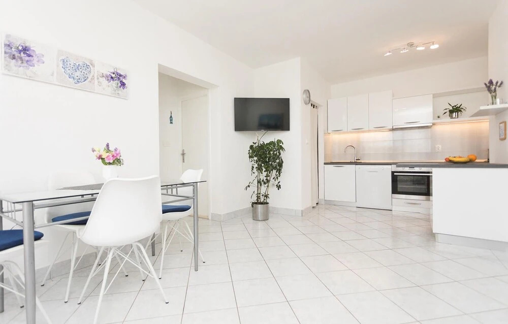 Amazing Home in Sutivan with Hot Tub, WiFi & 3 Bedrooms