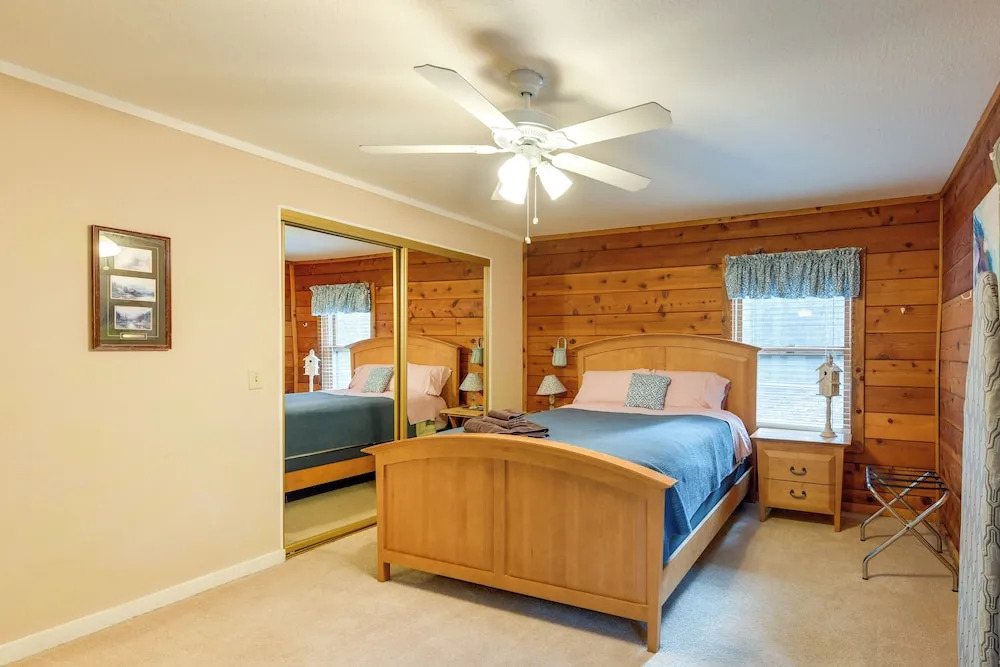 11 Mi to Apple Hill: Pollock Pines Resort Cabin