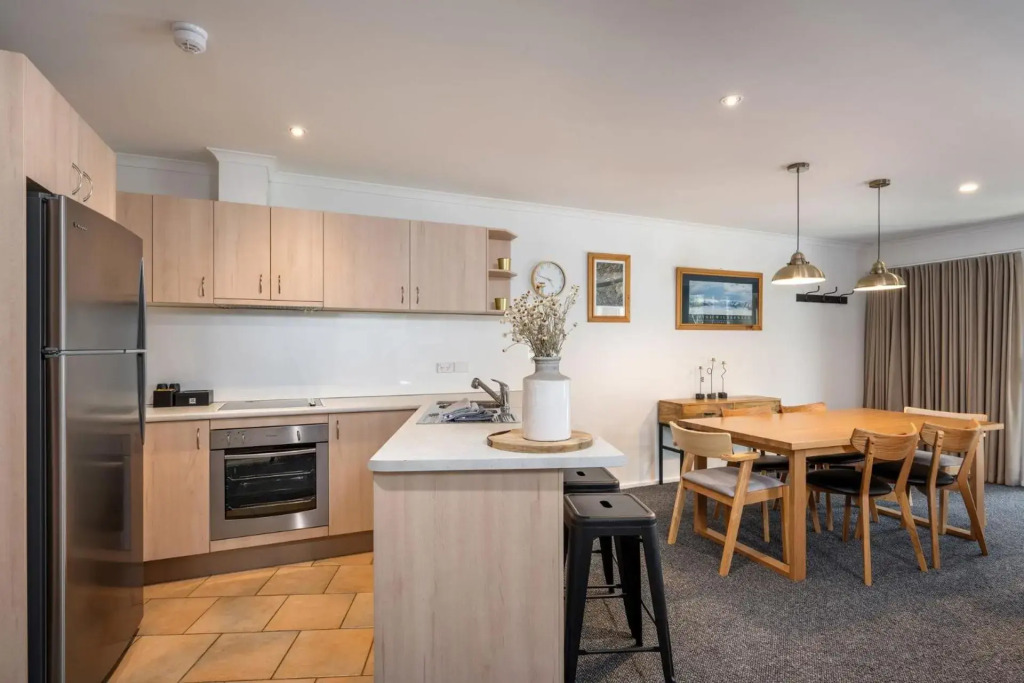 Lhotsky 1 Bedroom apartment with secluded outlook and onsite parking