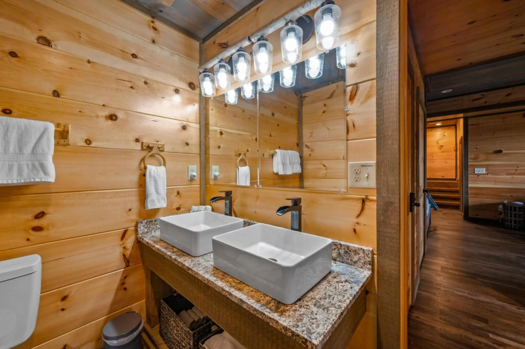 2021 Cabin - Gorgeous Fall Views, GameRm, HotTub, Xbox, Bears, Gatlinburg 10min & Ober 5min