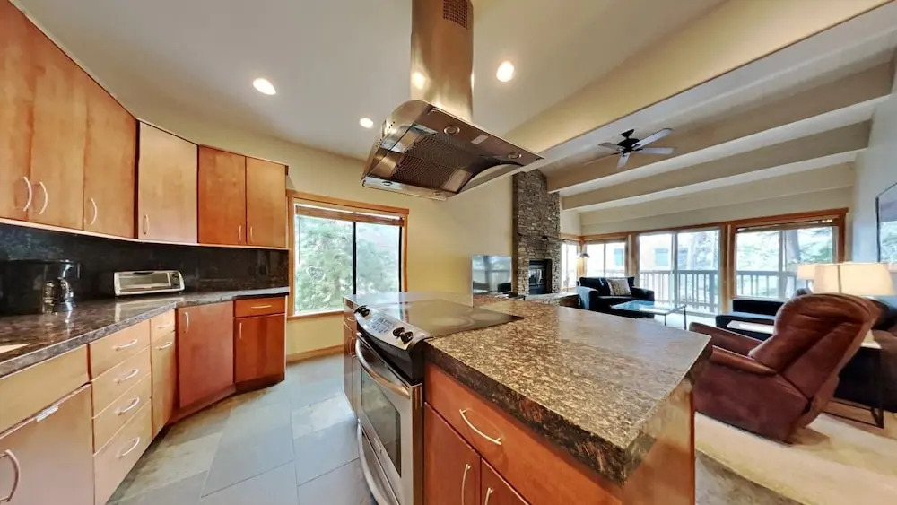 Beautiful Mountainside 4 BR Plus Loft/4 Bath Home in Mammoth! by RedAwning