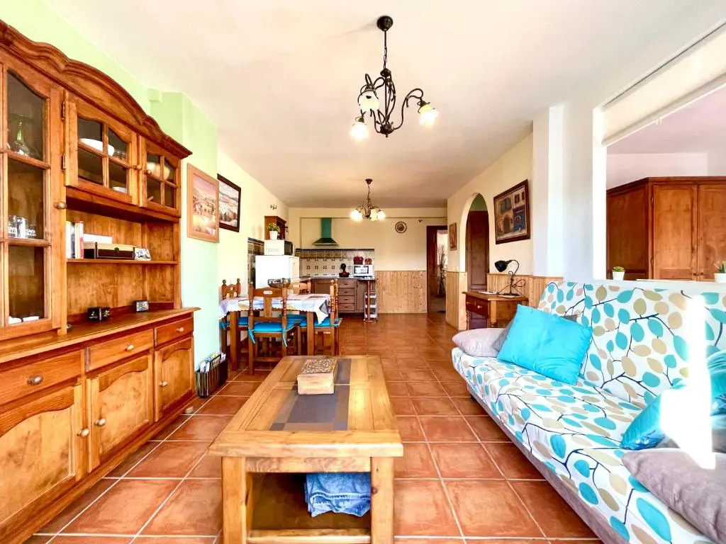 Apartamentos Axarquia 1, terraza privada con vistas a la montaña rio y al mar