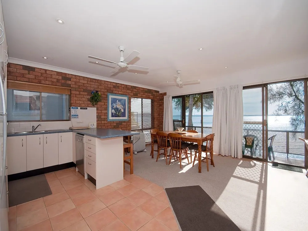 Crystal Waters, 2/79 Foreshore Drive
