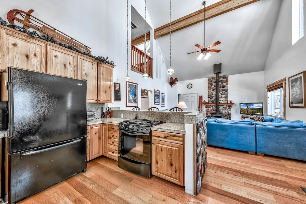 2716HM Hank Monk - 2 Br Chalet