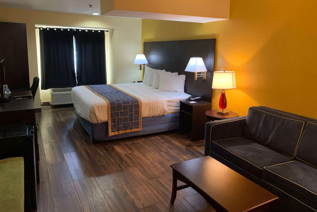 Days Inn & Suites by Wyndham Tampa/Raymond James Stadium