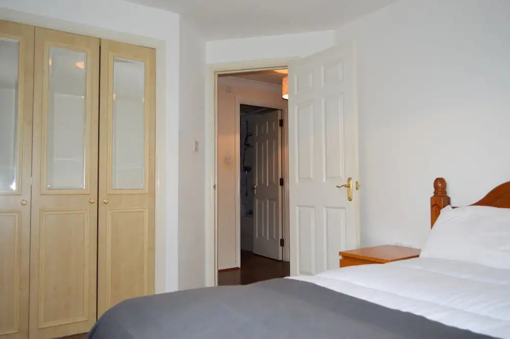 Bright 2 Bedroom Apartment With Parking in Edinburgh